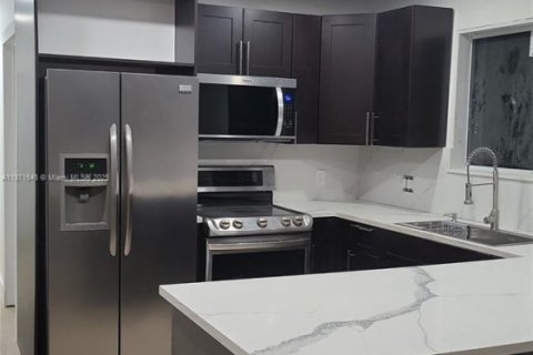 Casa en alquiler en Miami, Florida, 3 dormitorios, 123.19 m2 № 1922448 - foto 18