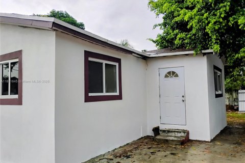 Casa en alquiler en Miami, Florida, 3 dormitorios, 123.19 m2 № 1922448 - foto 4