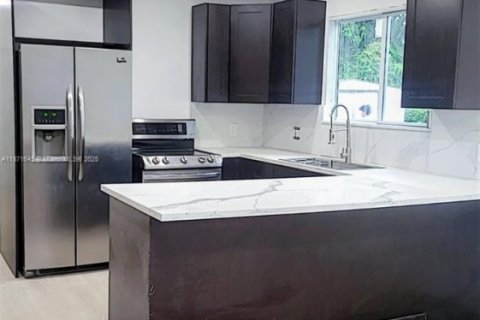 Casa en alquiler en Miami, Florida, 3 dormitorios, 123.19 m2 № 1922448 - foto 2