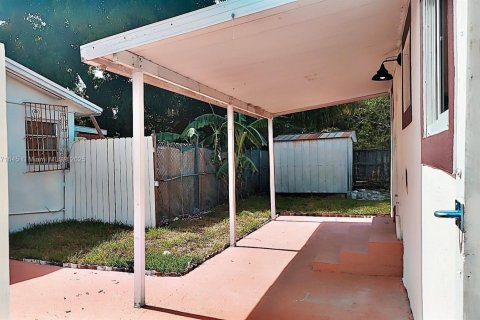 Casa en alquiler en Miami, Florida, 3 dormitorios, 123.19 m2 № 1922448 - foto 22