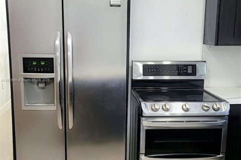 Casa en alquiler en Miami, Florida, 3 dormitorios, 123.19 m2 № 1922448 - foto 13