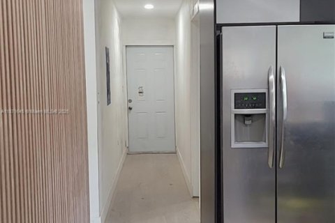 Casa en alquiler en Miami, Florida, 3 dormitorios, 123.19 m2 № 1922448 - foto 8