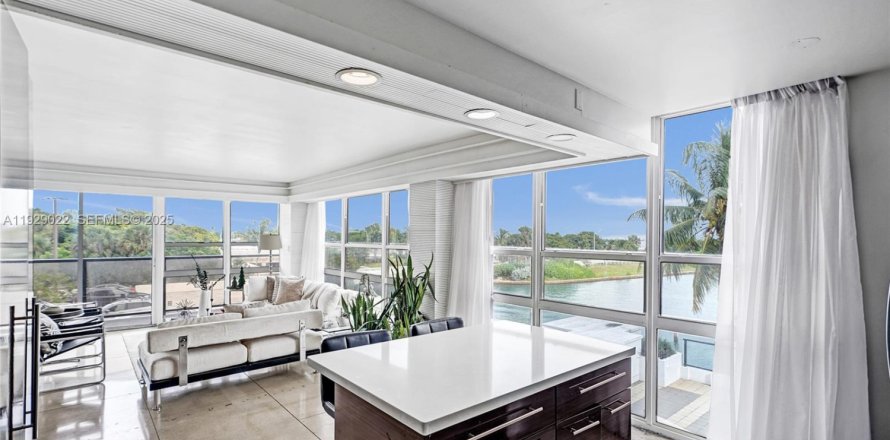 Condominio en Miami, Florida, 2 dormitorios  № 1991926