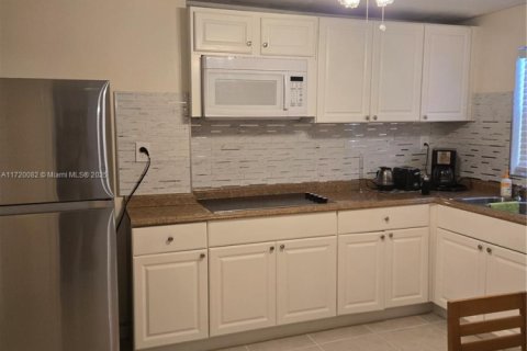 Villa ou maison à louer à Hollywood, Floride: 1 chambre, 310.29 m2 № 1921962 - photo 4