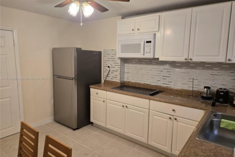 Villa ou maison à louer à Hollywood, Floride: 1 chambre, 310.29 m2 № 1921962 - photo 1