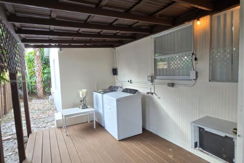 Villa ou maison à louer à Hollywood, Floride: 1 chambre, 310.29 m2 № 1921962 - photo 22