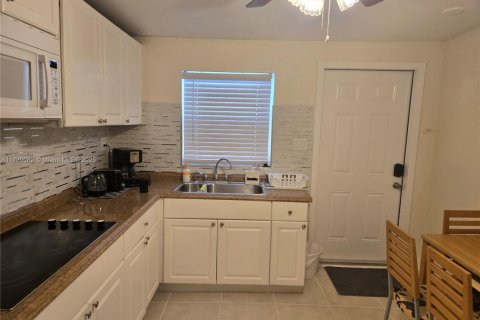 Villa ou maison à louer à Hollywood, Floride: 1 chambre, 310.29 m2 № 1921962 - photo 2