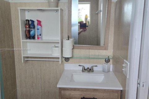 Villa ou maison à louer à Hollywood, Floride: 1 chambre, 310.29 m2 № 1921962 - photo 8