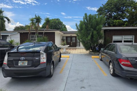 Villa ou maison à louer à Hollywood, Floride: 1 chambre, 310.29 m2 № 1921962 - photo 12