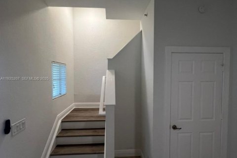 Снять в аренду таунхаус в Помпано-Бич, Флорида 3 спальни, 230.4м2, № 1984317 - фото 7