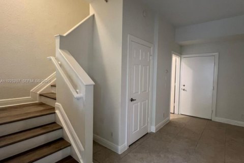 Снять в аренду таунхаус в Помпано-Бич, Флорида 3 спальни, 230.4м2, № 1984317 - фото 8