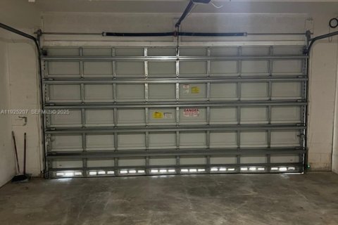 Снять в аренду таунхаус в Помпано-Бич, Флорида 3 спальни, 230.4м2, № 1984317 - фото 24