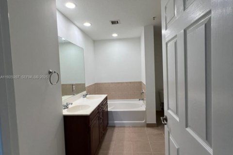 Снять в аренду таунхаус в Помпано-Бич, Флорида 3 спальни, 230.4м2, № 1984317 - фото 15