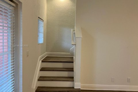 Снять в аренду таунхаус в Помпано-Бич, Флорида 3 спальни, 230.4м2, № 1984317 - фото 4