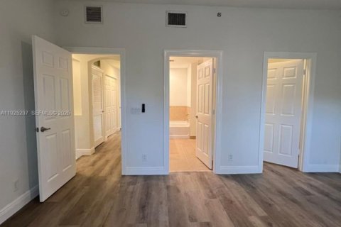 Снять в аренду таунхаус в Помпано-Бич, Флорида 3 спальни, 230.4м2, № 1984317 - фото 13