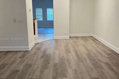 Снять в аренду таунхаус в Помпано-Бич, Флорида 3 спальни, 230.4м2, № 1984317 - фото 3