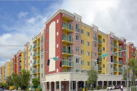 Condominio en venta en South Miami, Florida, 3 dormitorios, 108.14 m2 № 1863932 - foto 1