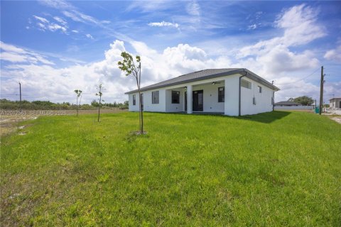 Casa en venta en Cape Coral, Florida, 4 dormitorios № 2263650 - foto 5
