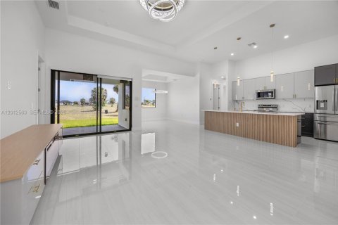 Casa en venta en Cape Coral, Florida, 4 dormitorios № 2263650 - foto 27