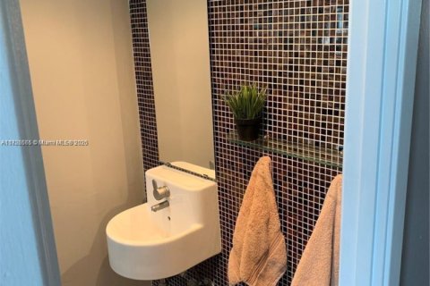 Condo in Miami, Florida, 1 bedroom  № 1859613 - photo 17