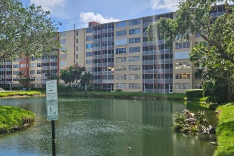 Condo in Miami, Florida, 1 bedroom  № 1859613 - photo 23