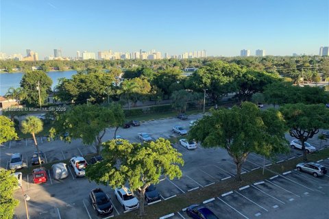 Condo in Miami, Florida, 1 bedroom  № 1859613 - photo 24