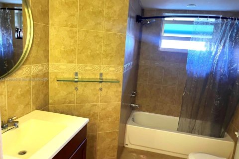 Condo in Miami, Florida, 1 bedroom  № 1859613 - photo 20