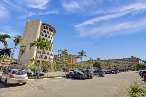 Condo in Miami, Florida, 1 bedroom  № 1859613 - photo 2