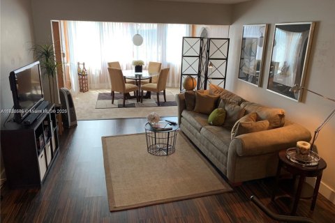 Condo in Miami, Florida, 1 bedroom  № 1859613 - photo 10