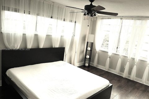 Condo in Miami, Florida, 1 bedroom  № 1859613 - photo 18