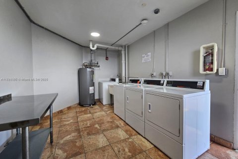 Condo in Miami, Florida, 1 bedroom  № 1859613 - photo 5