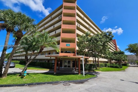 Condo in Miami, Florida, 1 bedroom  № 1859613 - photo 4