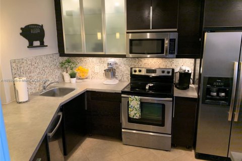Condo in Miami, Florida, 1 bedroom  № 1859613 - photo 11