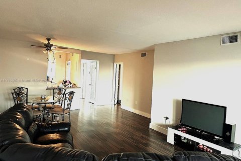 Condo in Miami, Florida, 1 bedroom  № 1859613 - photo 16