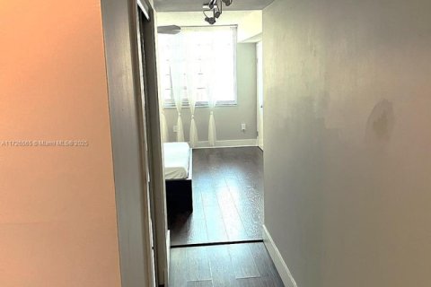Condo in Miami, Florida, 1 bedroom  № 1859613 - photo 21