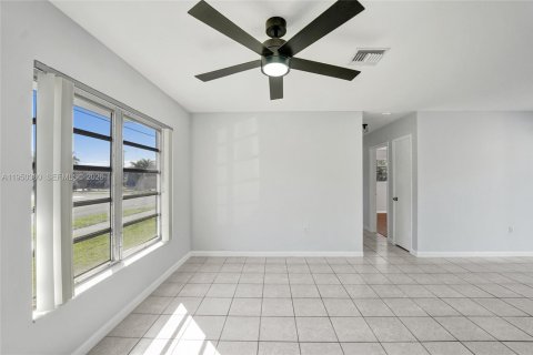 House in Hollywood, Florida 3 bedrooms, 104.52 sq.m. № 2009924 - photo 7
