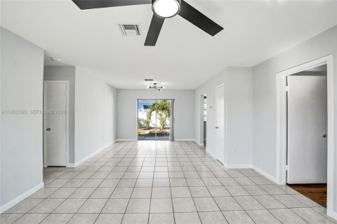 House in Hollywood, Florida 3 bedrooms, 104.52 sq.m. № 2009924 - photo 14