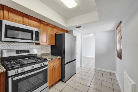 House in Hollywood, Florida 3 bedrooms, 104.52 sq.m. № 2009924 - photo 21