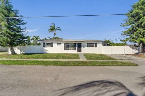 House in Hollywood, Florida 3 bedrooms, 104.52 sq.m. № 2009924 - photo 3