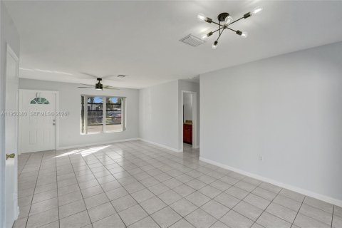 House in Hollywood, Florida 3 bedrooms, 104.52 sq.m. № 2009924 - photo 16