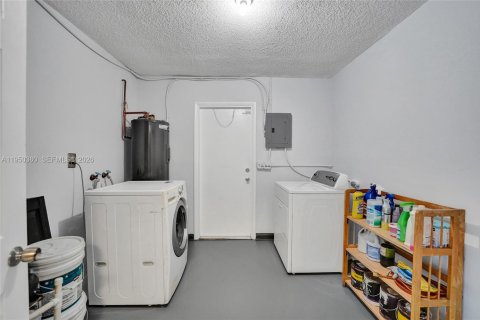 House in Hollywood, Florida 3 bedrooms, 104.52 sq.m. № 2009924 - photo 25