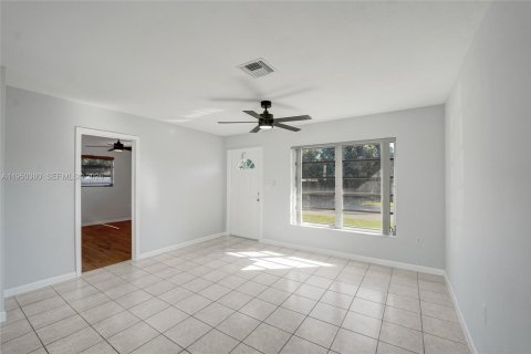 House in Hollywood, Florida 3 bedrooms, 104.52 sq.m. № 2009924 - photo 12