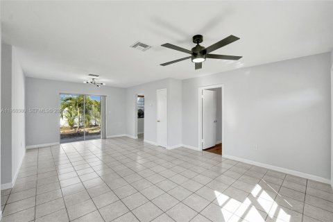 House in Hollywood, Florida 3 bedrooms, 104.52 sq.m. № 2009924 - photo 13