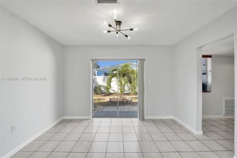 House in Hollywood, Florida 3 bedrooms, 104.52 sq.m. № 2009924 - photo 6
