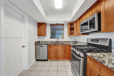 House in Hollywood, Florida 3 bedrooms, 104.52 sq.m. № 2009924 - photo 23