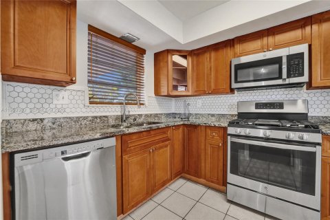 House in Hollywood, Florida 3 bedrooms, 104.52 sq.m. № 2009924 - photo 22