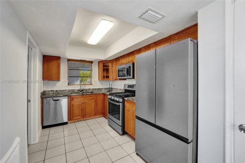 House in Hollywood, Florida 3 bedrooms, 104.52 sq.m. № 2009924 - photo 19