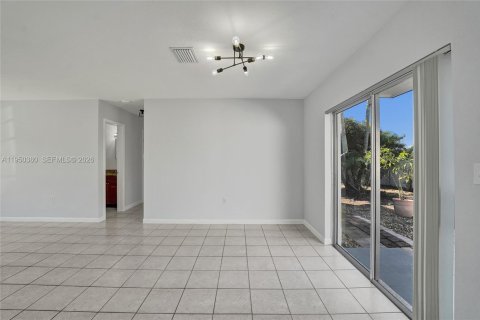 House in Hollywood, Florida 3 bedrooms, 104.52 sq.m. № 2009924 - photo 15