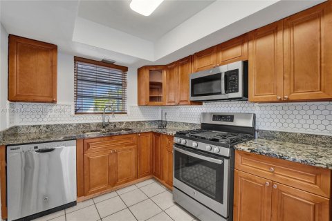 House in Hollywood, Florida 3 bedrooms, 104.52 sq.m. № 2009924 - photo 20