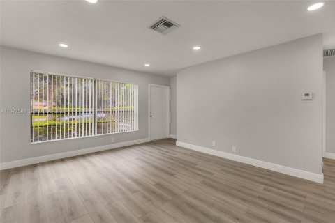 Снять в аренду квартиру в Корал-Спрингс, Флорида 2 спальни, 68.75м2, № 2033860 - фото 25